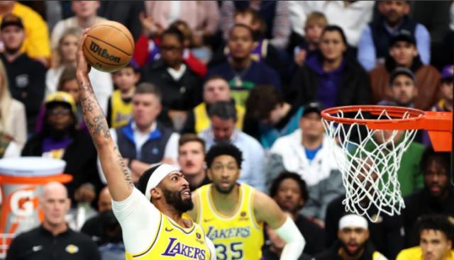 26+15+11！会传球的浓眉更可怕：湖人提速冲刺