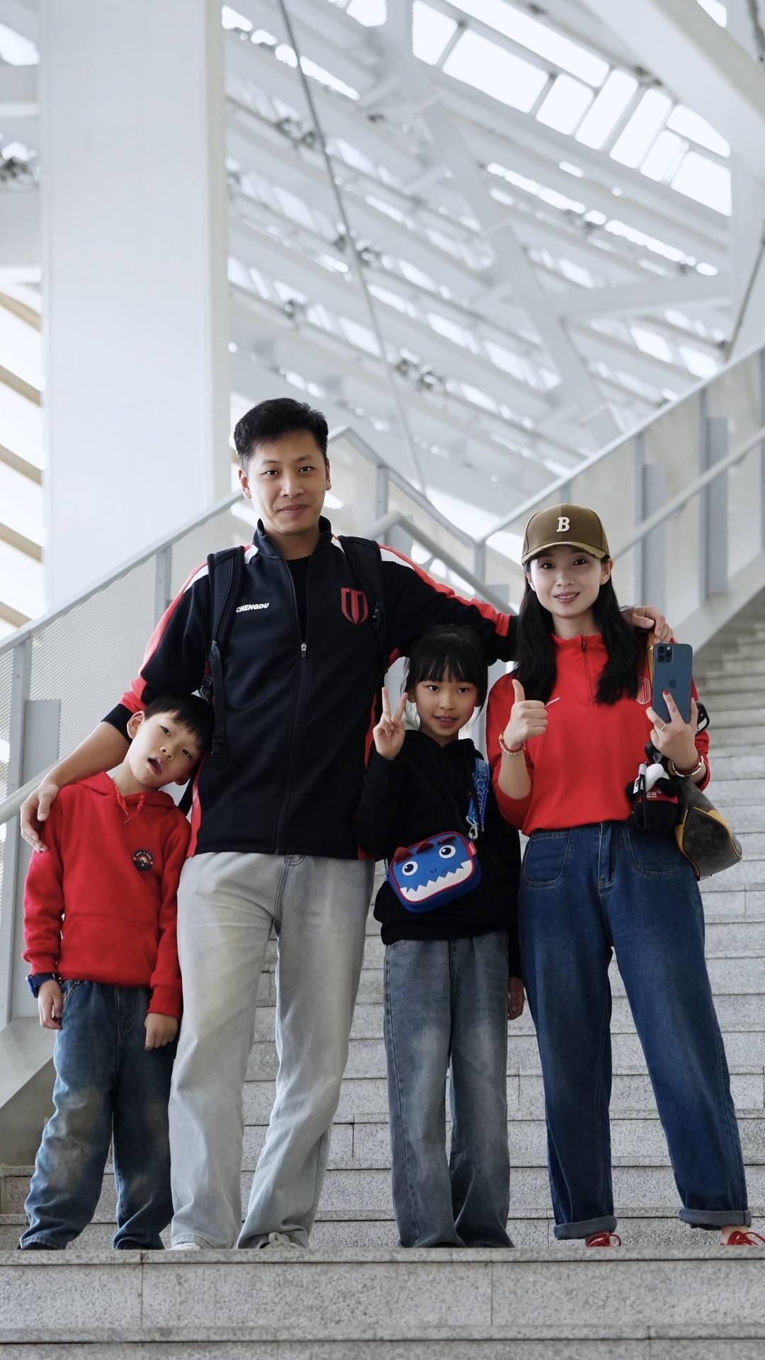 开云体育下载APP-成都唯一全勤球迷：最初是老公带着看，全年看球开销超10万