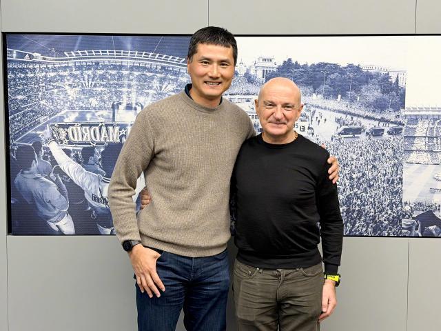 开云体育下载网址-国足主帅邵佳一造访皇马 获赠球衣合影弗洛伦蒂诺