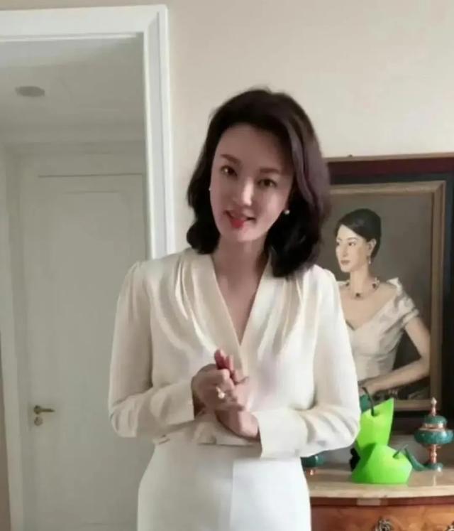 开云体育下载网址-怪不得都叫她人间尤物，这是当年最美央视春晚主持人刘芳菲